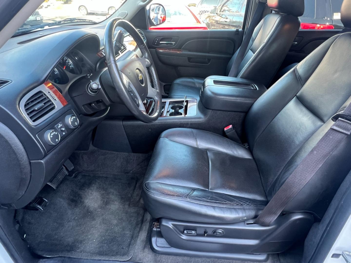 2014 White /Black Leather Chevrolet Suburban LTZ 1500 4WD (1GNSKKE77ER) with an 5.3L V8 OHV 16V FFV engine, 6 SPEED AUTOMATIC transmission, located at 1018 Brunswick Ave, Trenton, NJ, 08638, (609) 989-0900, 40.240086, -74.748085 - Photo#20